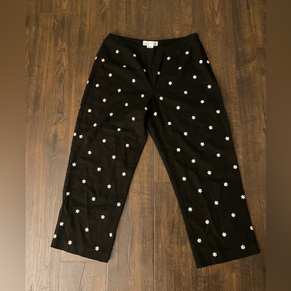 Vintage black linen capris with embroidered white flowers - Picture 2 of 4